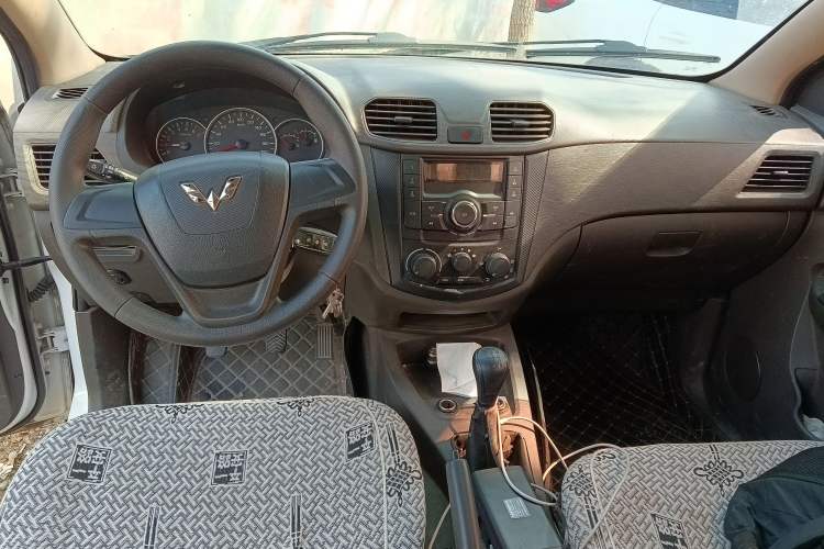 Used Wuling Hongguang 2016 1.5L S Comfort Version Center Console