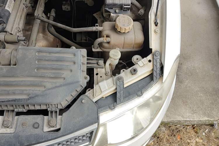 Used Wuling Hongguang 2016 1.5L S Comfort Version Engine Bay Left