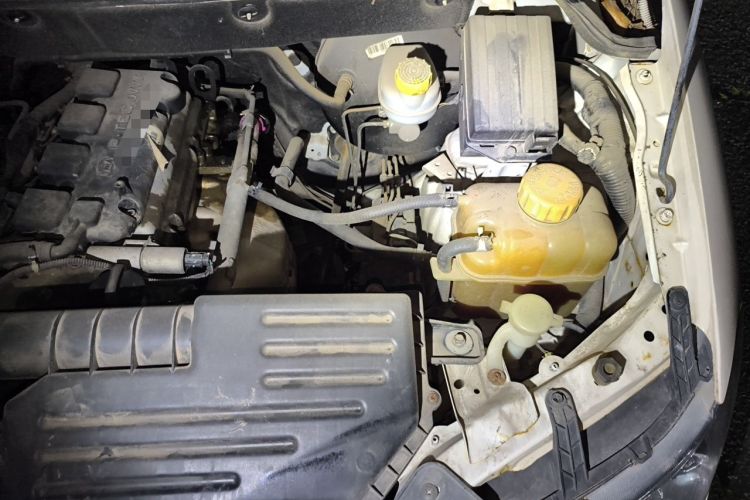 Used Wuling Hongguang 2016 1.5L S Comfort Version Engine Bay Left