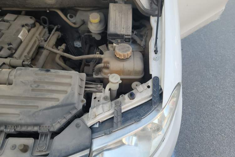 Used Wuling Hongguang 2016 1.5L S Comfort Version Engine Bay Left