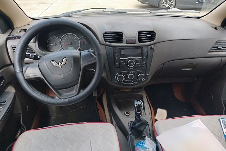 Used Wuling Hongguang 2016 1.5L S Comfort Version Interior 2