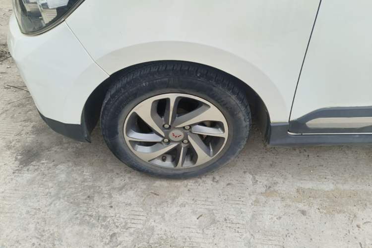 Used Wuling Hongguang 2016 1.5L S1 Deluxe Model China V-standard Left Front Wheel Hub