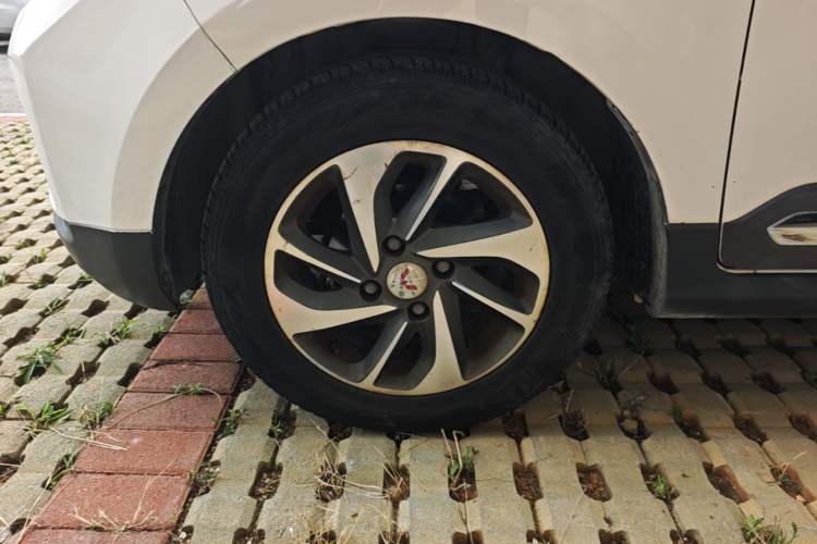 Used Wuling Hongguang 2016 1.5L S1 Deluxe Model China V-standard Left Front Wheel Hub