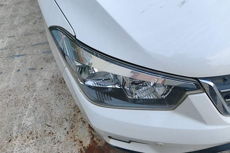 Used Wuling Hongguang 2016 1.5L S1 Deluxe Model China V-standard Right Front Headlight