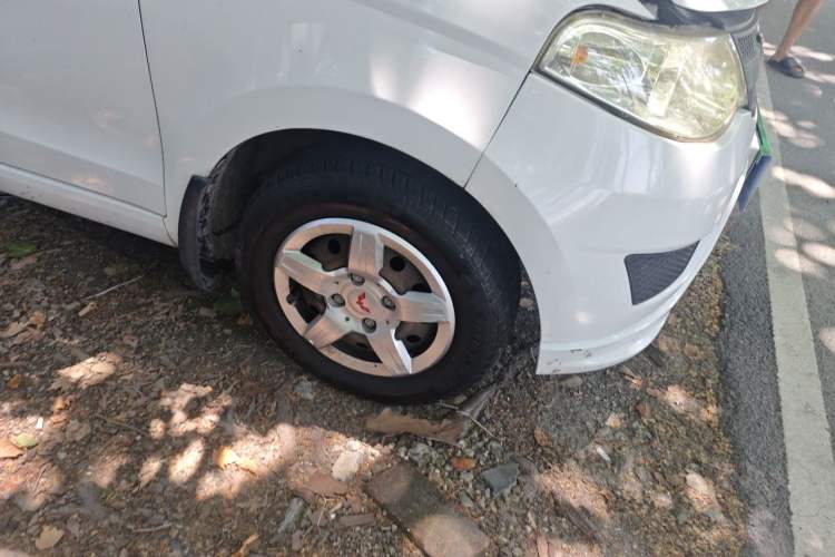Used Wuling Hongguang 2016 1.5L S Comfort Version Right Front Wheel Hub
