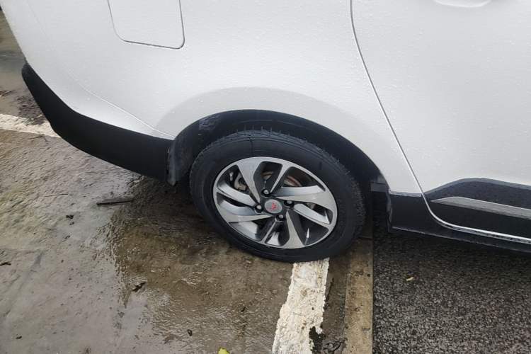 Used Wuling Hongguang 2016 1.5L S1 Deluxe Model China V-standard Right Rear Wheel Hub