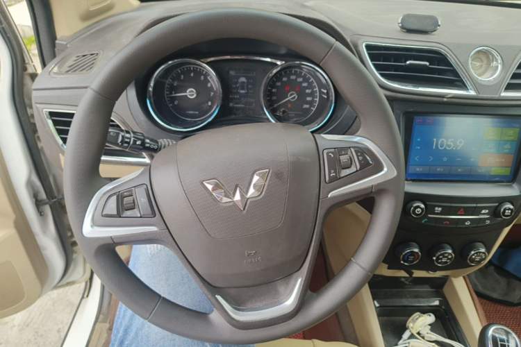Used Wuling Hongguang 2016 1.5L S1 Deluxe Model China V-standard Steering Wheel