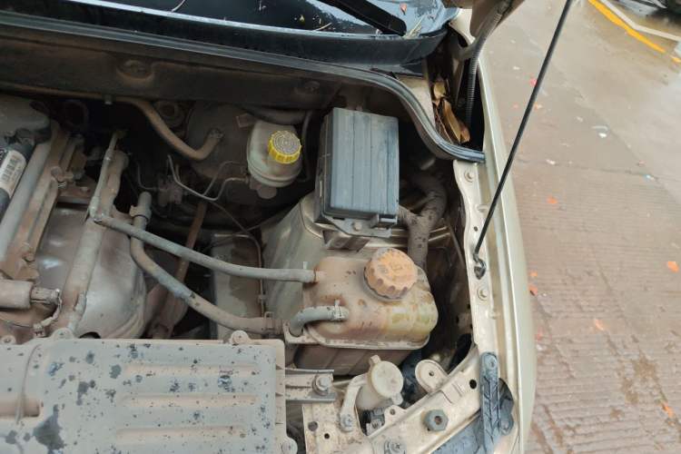 Used Wuling Hongguang 2016 1.5L S Comfort Version Engine Bay Left