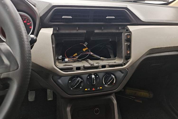 Used Wuling Hongguang 2018 1.5L S Standard Version L2B Audio And AC Panel