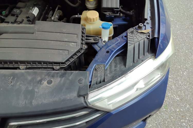 Used Wuling Hongguang 2018 1.5L S Standard Version L2B Engine Bay Left