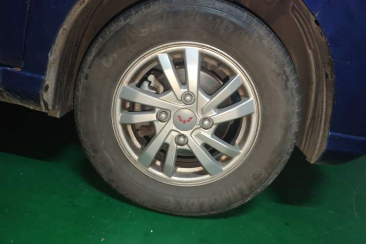 Used Wuling Hongguang 2018 1.5L S Comfort Model L2B Right Front Wheel Hub