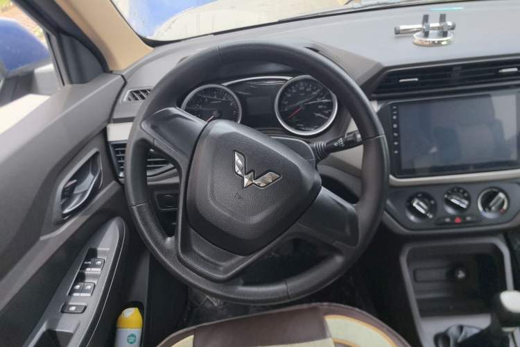 Used Wuling Hongguang 2018 1.5L S Standard Version L2B Steering Wheel