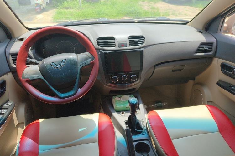 Used Wuling Hongguang 2018 1.5L Classic S Standard Model Center Console