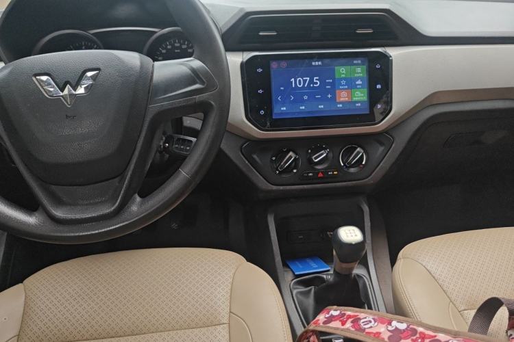 Used Wuling Hongguang 2018 1.5L S Comfort Model L2B Center Console