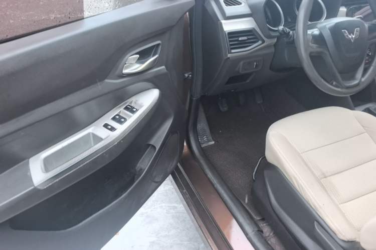 Used Wuling Hongguang 2018 1.5L S Standard Version L2B Driver Seat