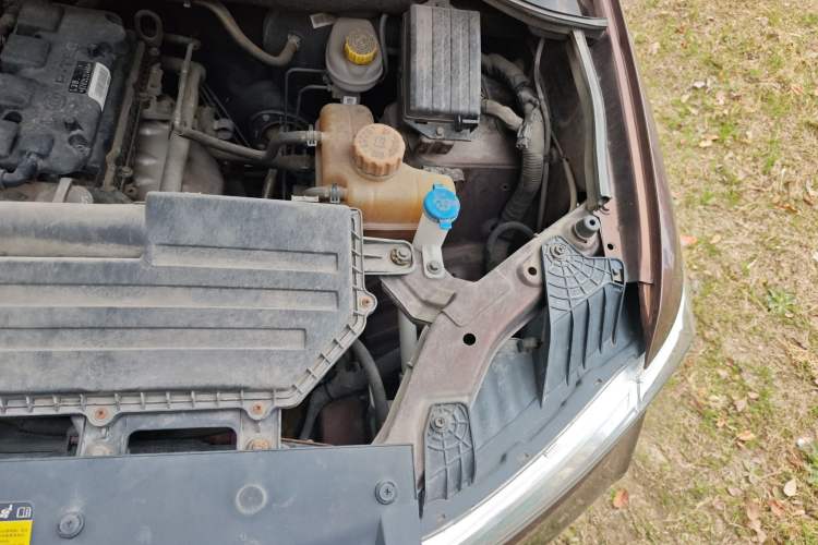 Used Wuling Hongguang 2018 1.5L S Comfort Model L2B Engine Bay Left