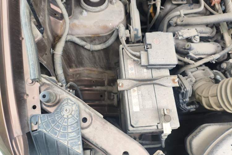 Used Wuling Hongguang 2018 1.5L S Comfort Model L2B Engine Bay Right