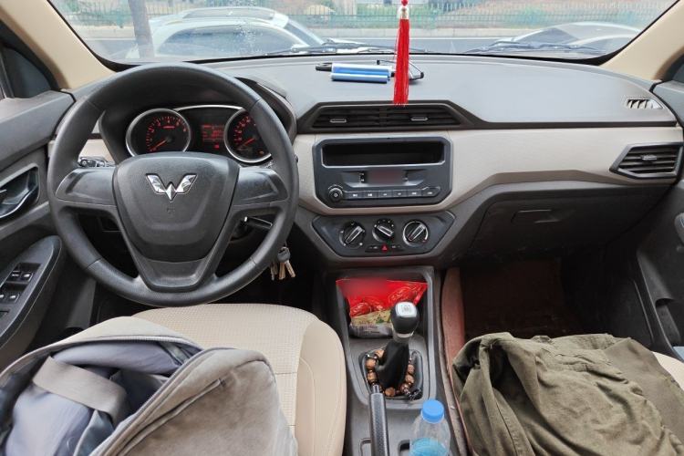 Used Wuling Hongguang 2018 1.5L S Standard Version L2B Interior 2