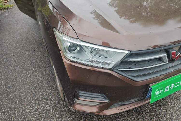 Used Wuling Hongguang 2018 1.5L S Comfort Model L2B Right Front Headlight