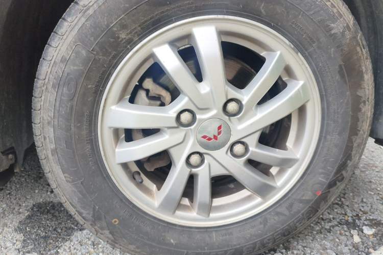 Used Wuling Hongguang 2018 1.5L S Comfort Model L2B Right Front Wheel Hub