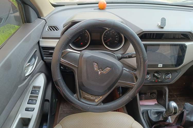 Used Wuling Hongguang 2018 1.5L S Comfort Model L2B Steering Wheel