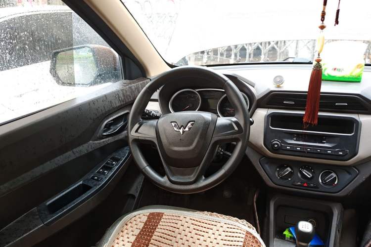 Used Wuling Hongguang 2018 1.5L S Standard Version L2B Steering Wheel