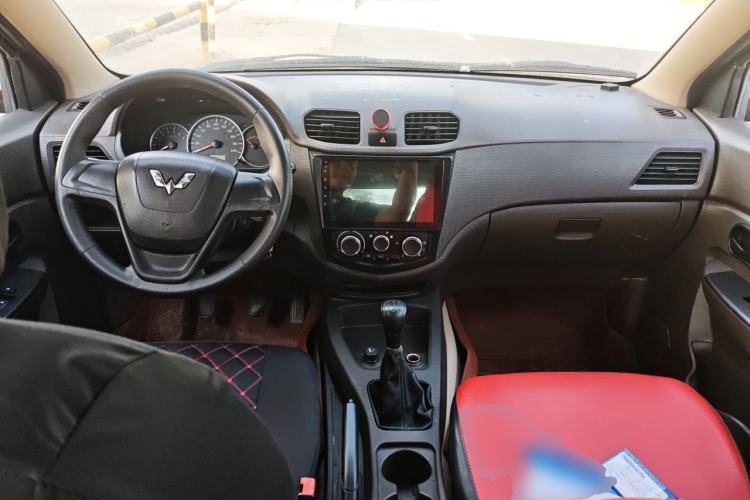 Used Wuling Hongguang 2018 1.5L S Comfort Model L2B Center Console