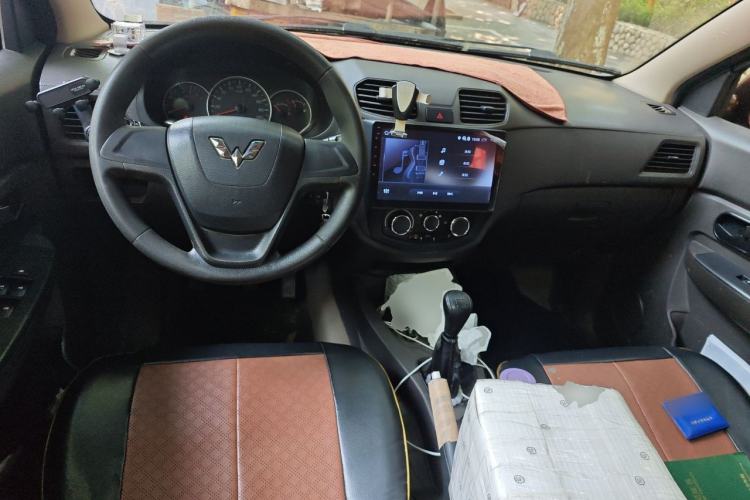 Used Wuling Hongguang 2018 1.5L Classic S Standard Model Center Console