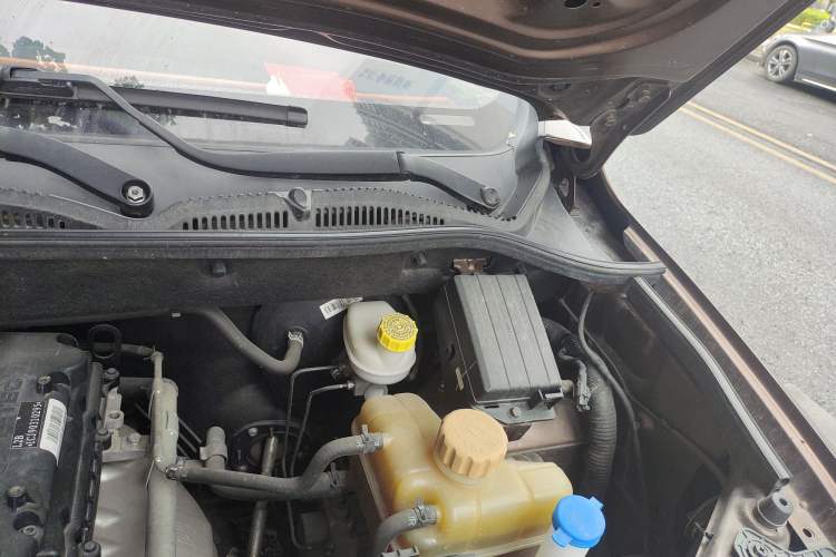 Used Wuling Hongguang 2018 1.5L S Comfort Model L2B Engine Bay Left