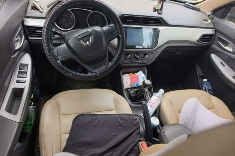 Used Wuling Hongguang 2018 1.5L S Comfort Model L2B Center Console