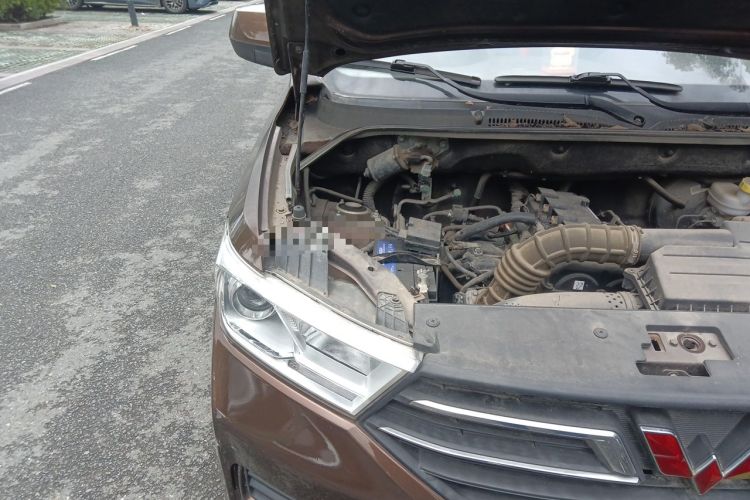 Used Wuling Hongguang 2018 1.5L S Comfort Model L2B Engine Bay Right