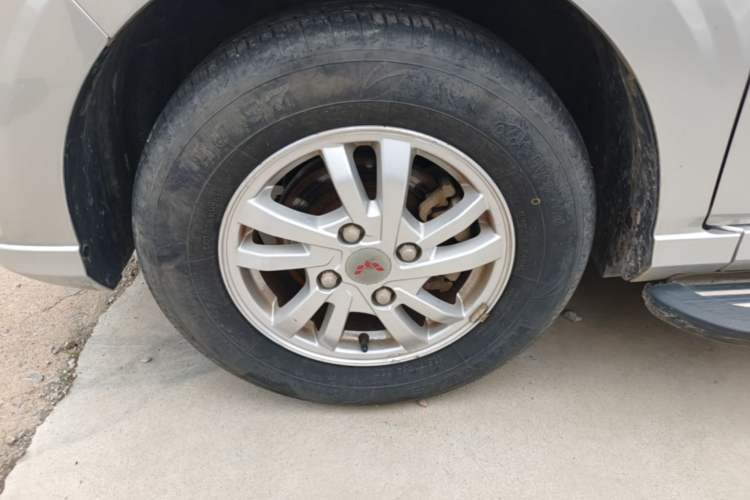 Used Wuling Hongguang 2018 1.5L S Standard Version L2B Left Front Wheel Hub