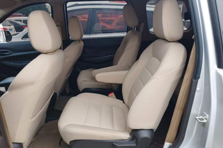 Used Wuling Hongguang 2018 1.5L S Standard Version L2B Left Rear Seat