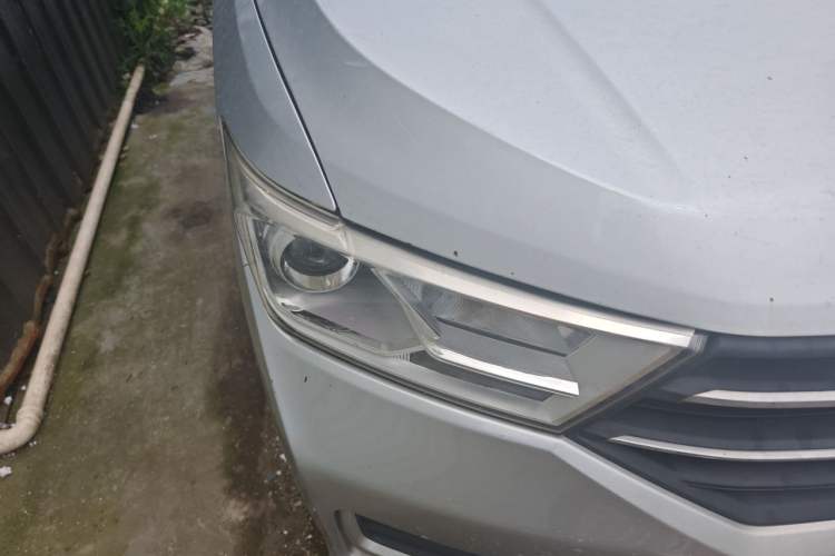 Used Wuling Hongguang 2018 1.5L S Standard Version L2B Right Front Headlight