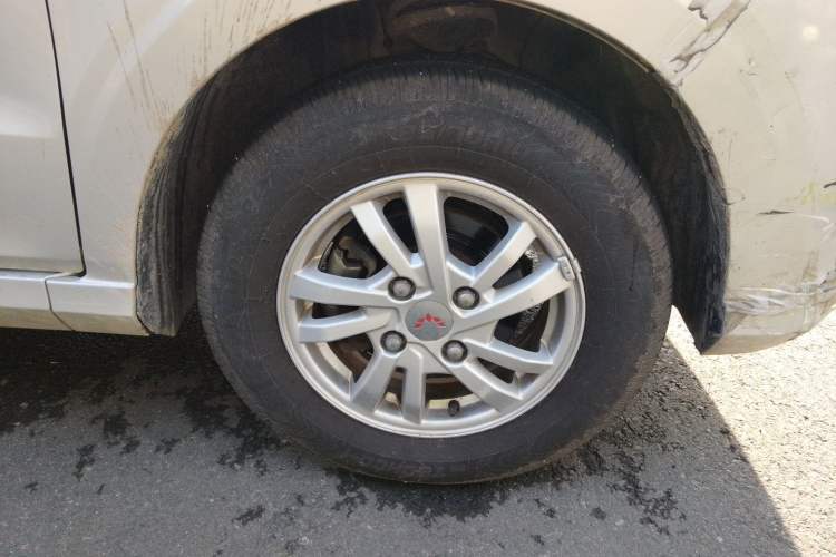 Used Wuling Hongguang 2018 1.5L S Comfort Model L2B Right Front Wheel Hub