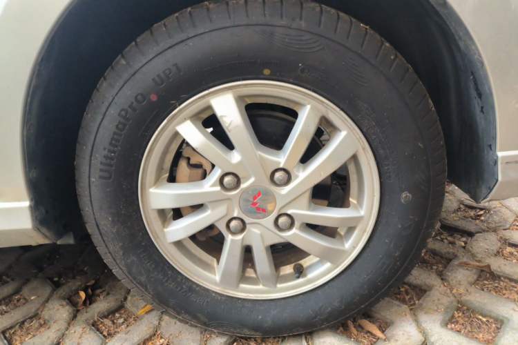 Used Wuling Hongguang 2018 1.5L S Standard Version L2B Right Front Wheel Hub