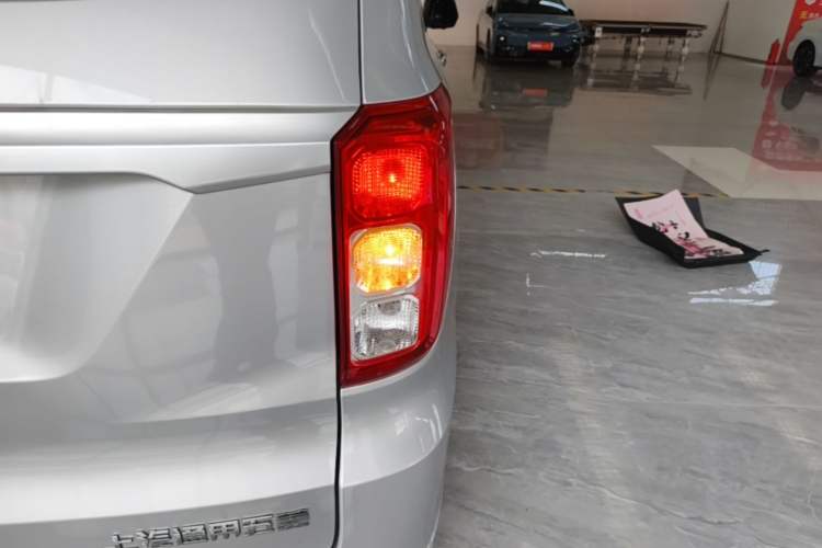 Used Wuling Hongguang 2018 1.5L S Comfort Model L2B Right Rear Taillight