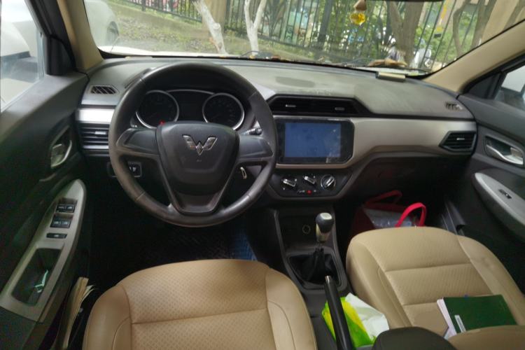 Used Wuling Hongguang 2018 1.5L S Standard Version L2B Center Console