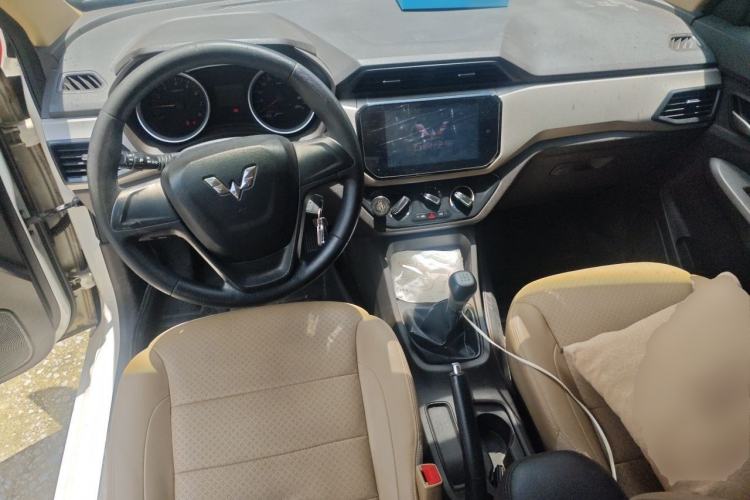 Used Wuling Hongguang 2018 1.5L S Comfort Model L2B Center Console