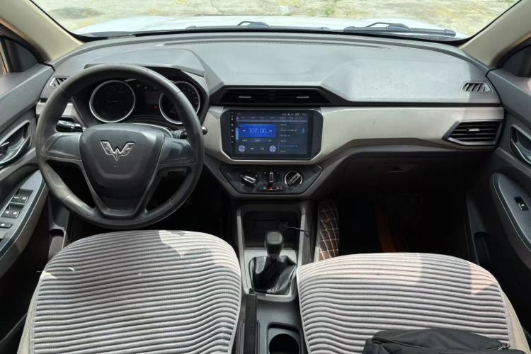 Used Wuling Hongguang 2018 1.5L S Standard Version L2B Center Console
