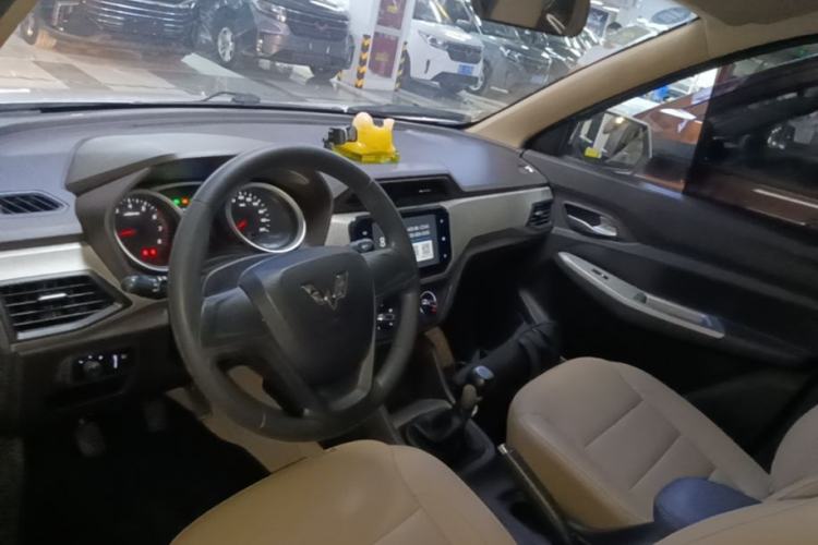 Used Wuling Hongguang 2018 1.5L S Comfort Model L2B Center Console