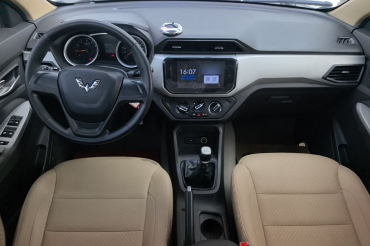 Used Wuling Hongguang 2018 1.5L S Comfort Model L2B Center Console