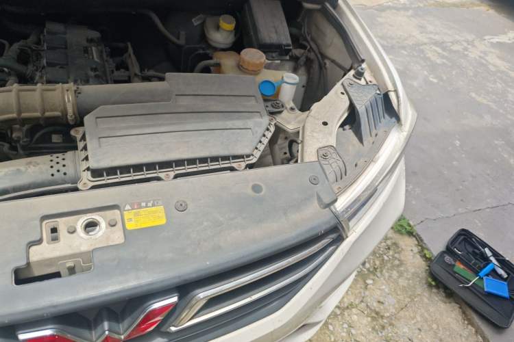 Used Wuling Hongguang 2018 1.5L S Comfort Model L2B Engine Bay Left