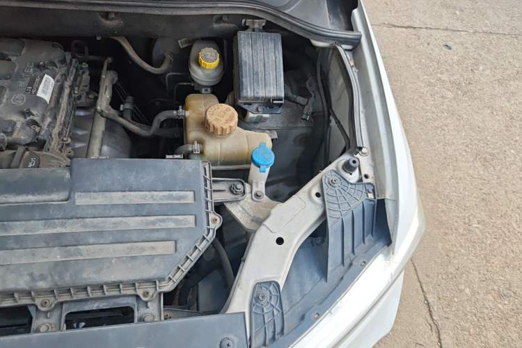Used Wuling Hongguang 2018 1.5L S Comfort Model L2B Engine Bay Left