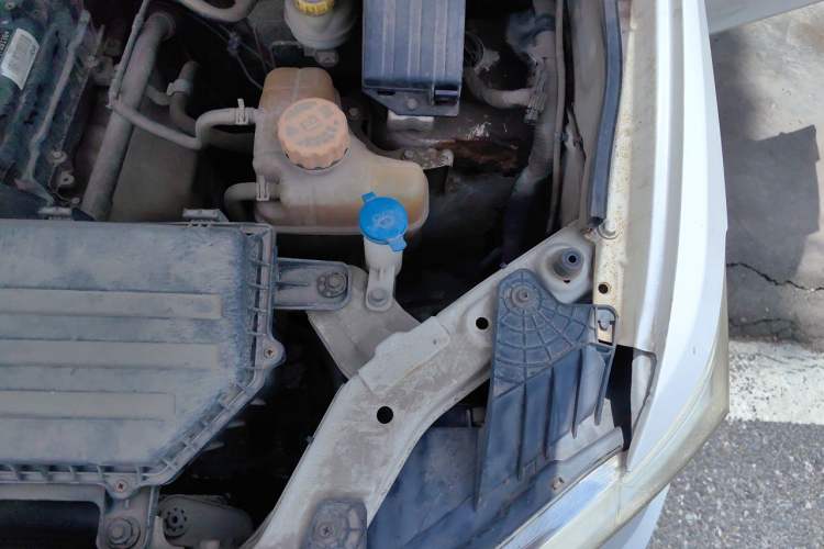 Used Wuling Hongguang 2018 1.5L S Standard Version L2B Engine Bay Left