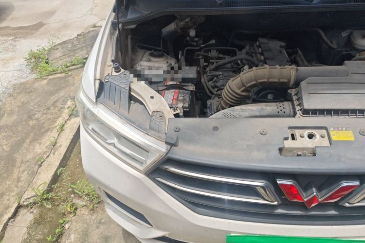 Used Wuling Hongguang 2018 1.5L S Comfort Model L2B Engine Bay Right