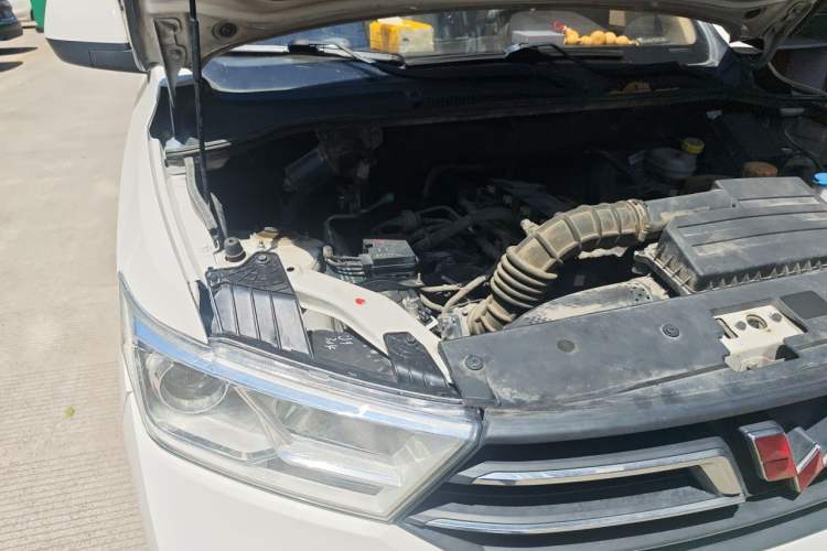 Used Wuling Hongguang 2018 1.5L S Comfort Model L2B Engine Bay Right