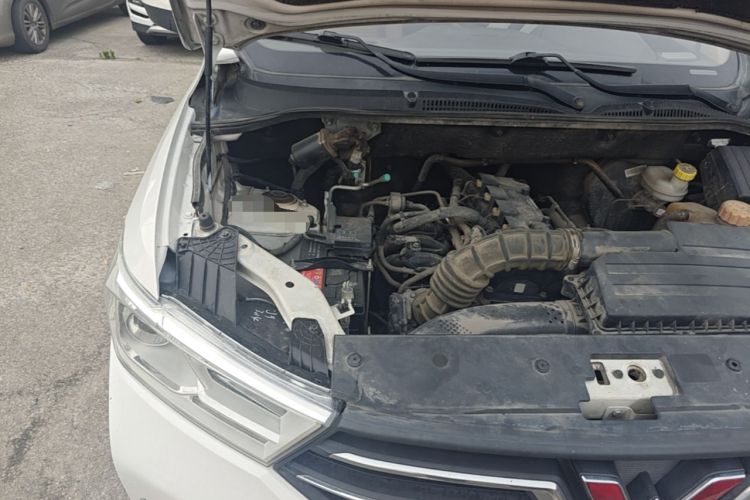 Used Wuling Hongguang 2018 1.5L S Comfort Model L2B Engine Bay Right