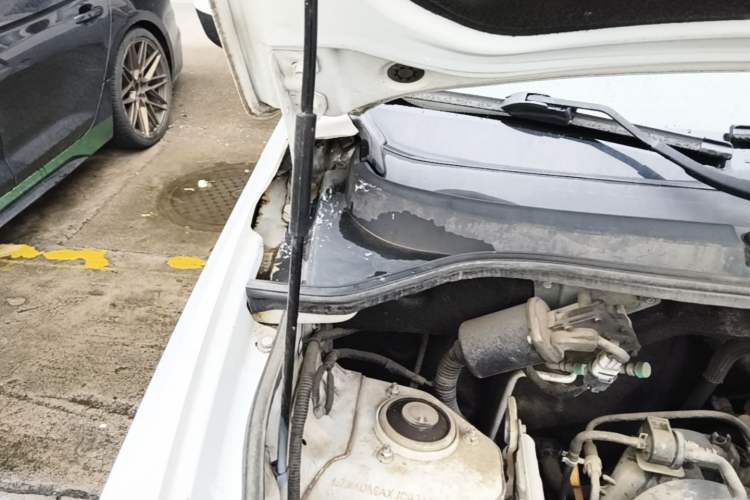Used Wuling Hongguang 2018 1.5L S Comfort Model L2B Engine Bay Right
