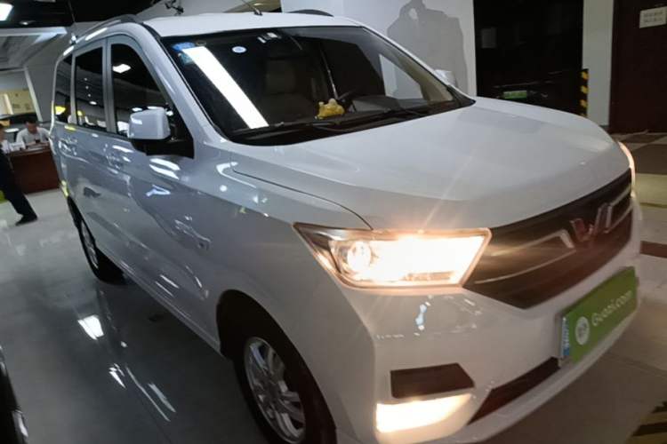 Used Wuling Hongguang 2018 1.5L S Comfort Model L2B Front Right 45 Deg